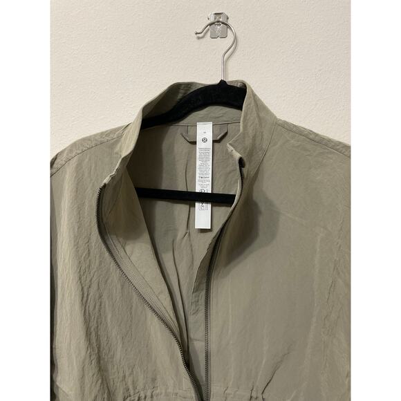NWT Lululemon Crinkle Nylon Cinchable Jacket Sz M Warm Ash Grey MSRP $148 - Picture 4 of 5